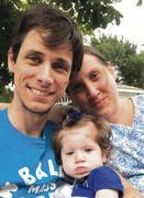 Pai e mãe seguram no colo bebê com miastênia congênita