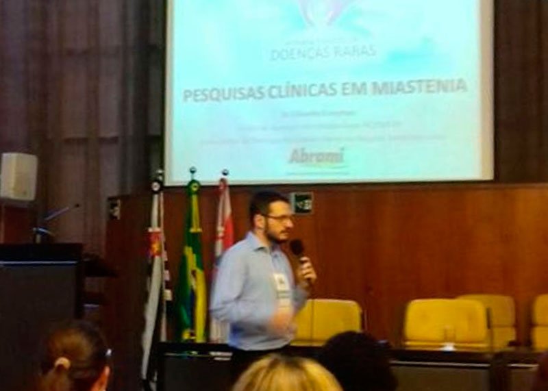 Dr. Eduardo Estephan na palestra sobre miastenia