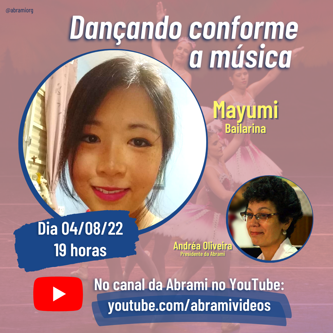 Convite com foto da Mayumi em primeiro plano, com cabelo preso, abaixo do título Dançando conforme a música. Ao lado do nome dela escrito em amarelo, tem a foto menor de Andréa, presidente da Abrami, com óculos, cabelo curto e ambas estão sorrindo. Em destaque, escrito em branco, no fundo azul escuro: Dia 04/08/22, às 19 horas, no canal da Abrami: youtube.com/abramivideos